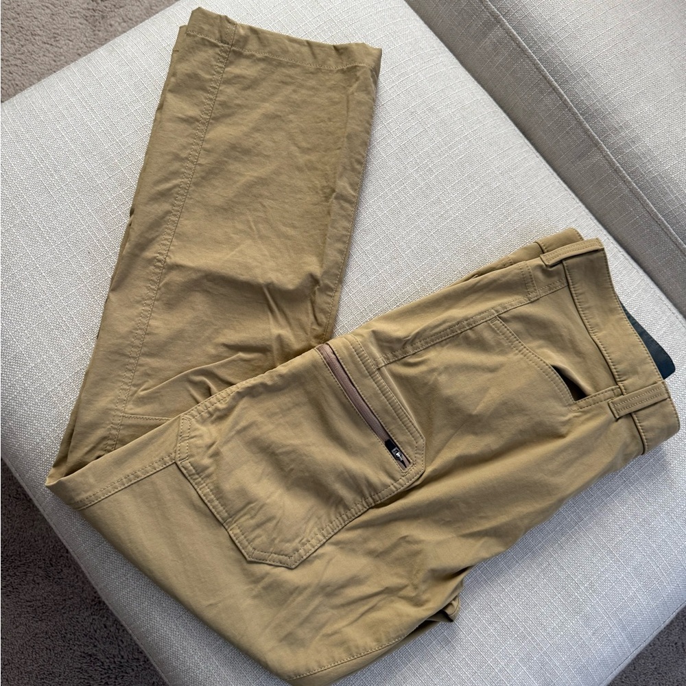 Eddie Bauer Men's Cargo Pants in Tan